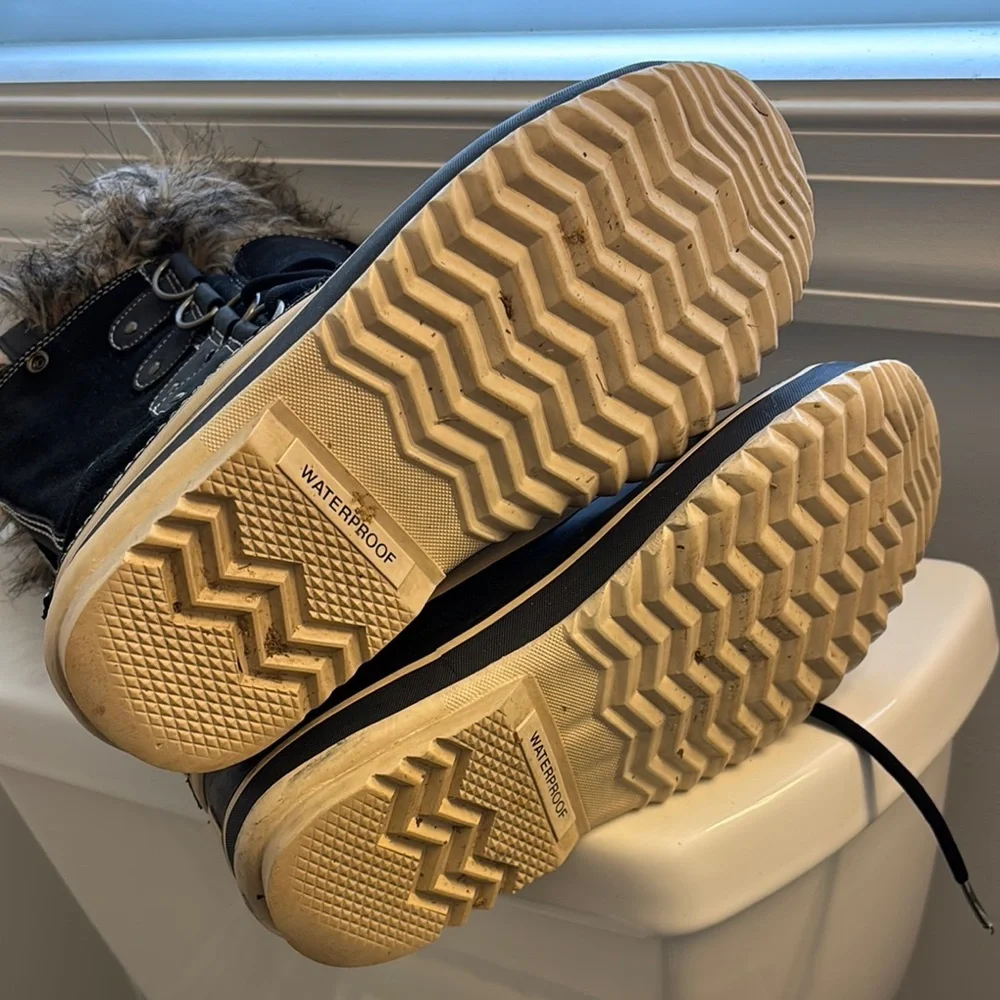 Sorel Black and Tan Lace Up Boots with Faux Fur Trim - Picture 4 of 4